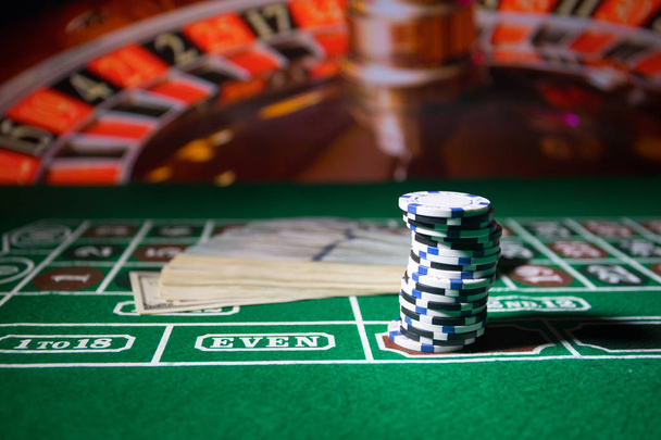 Κάρτες και μάρκες σε πράσινο αισθητές σε καζίνο στο τραπέζι. Αφηρημένα φόντο με αντίγραφο χώρου. Τα τυχερά παιχνίδια, πόκερ, καζίνο και κάρτες θέμα παιχνίδια. Καζίνο στοιχεία σε πράσινο. Επιλεκτική εστίαση - Φωτογραφία, εικόνα
