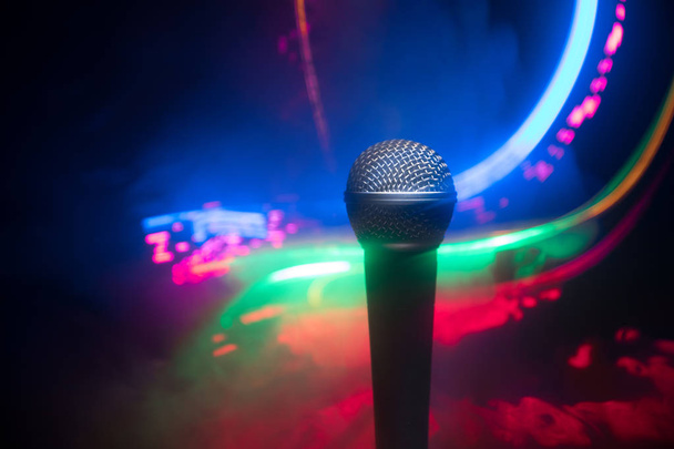 Mikrofon do dźwięku, muzyki, karaoke w studio audio lub scenie. Technologia mikrofonu. Głos, tło rozrywki koncertowej. Sprzęt do transmisji mowy. Live pop, rock występ muzyczny - Zdjęcie, obraz