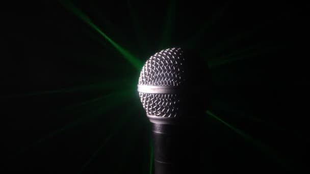 Mikrofoni äänen, musiikin, karaoke audio studiossa tai vaiheessa. Mikkiteknologiaa. Ääni, konserttitausta. Puhetelevisiolaitteet. Live-pop, rock-musiikkiesitys - Materiaali, video