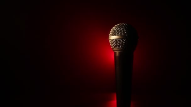 Mikrofon hang, zene, karaoke hangstúdióban vagy színpadon. Mikrofon technológia. Hang, koncert szórakoztató háttér. Beszédadó berendezés. Élő pop, rock zenei előadás - Felvétel, videó