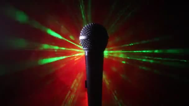 Microfoon voor geluid, muziek, karaoke in audio studio of podium. Mic technologie. Voice, concert entertainment achtergrond. Uitzendapparatuur voor spraak. Live pop, rock muzikale uitvoering - Video