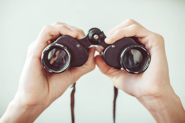 man holding binoculars - Foto, immagini
