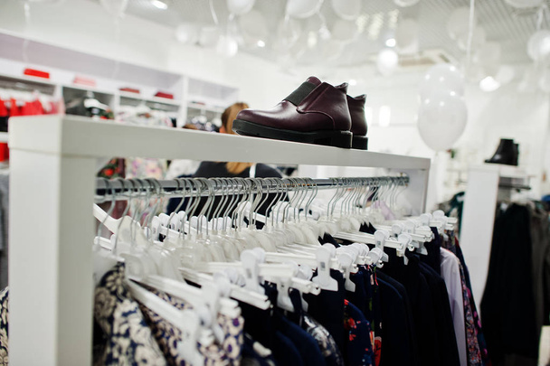 Giyim mağazasında ayakkabı ile raflar üzerinde kadın giyim seti - Fotoğraf, Görsel