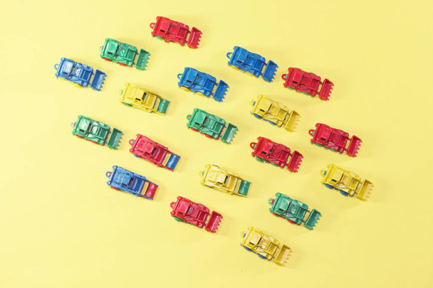 diverso color de bulldozer y de los niños del juguete del steamroller en fondo amarillo
 - Foto, imagen