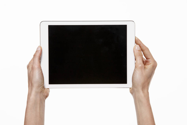 hand met tablet pc geïsoleerd op witte achtergrond - Foto, afbeelding