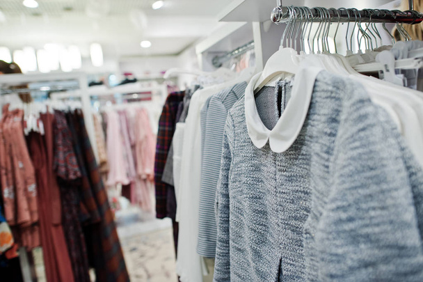 Θηλυκό πολύχρωμο σετ ρούχων στα ράφια στο κατάστημα ρούχων b - Φωτογραφία, εικόνα