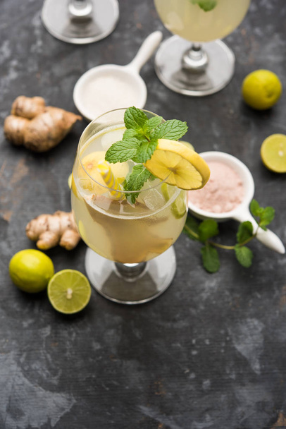 Shikanji è una limonata originaria del Punjab / India. Conosciuto anche come shikanjvi o Nimbu Pani o sherbet. bevanda fredda estiva popolare
 - Foto, immagini