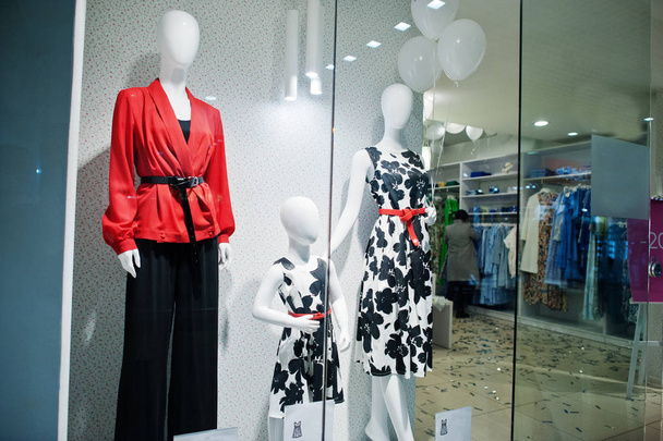 Schaufensterpuppen bei weiblichen bunten Bekleidungsgeschäft nagelneue moderne bo - Foto, Bild