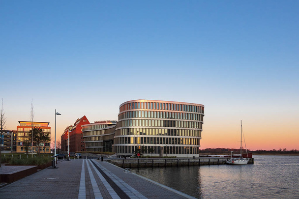 Vue sur un bâtiment moderne à Rostock, Allemagne
 - Photo, image
