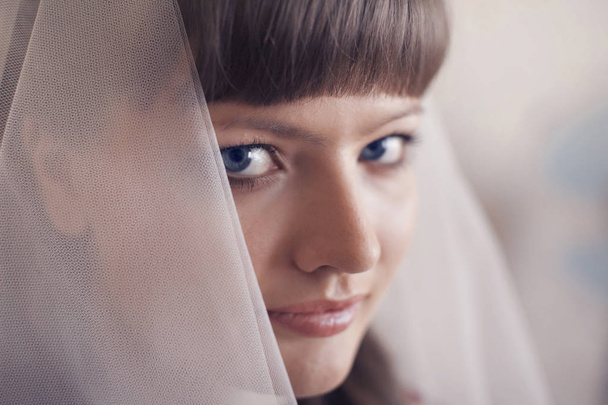 portrait of the bride in a veil. The girl is preparing for the wedding - Foto, Imagem