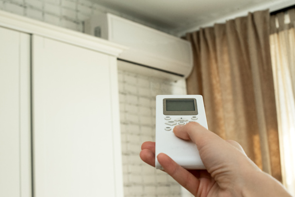 Airconditioning, temperatuurregeling met afstandsbediening, koeling. - Foto, afbeelding