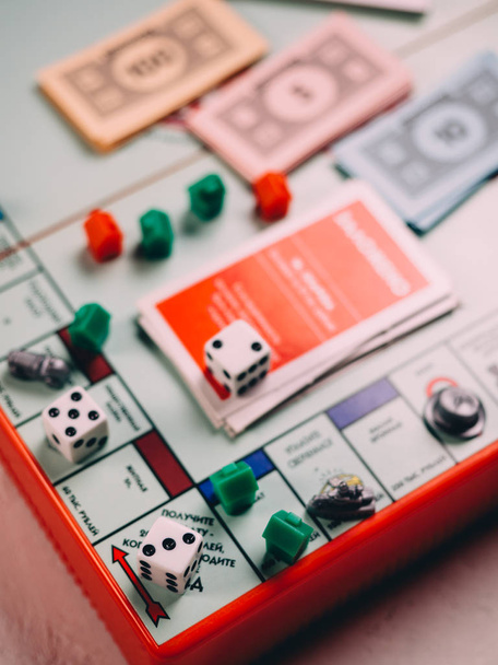 Класична гра бізнес монополія ради з кубики і поля - Фото, зображення