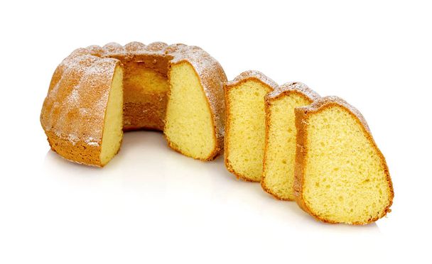 Hausgemachte elsässische Sauerrahmkaffee-Torte isoliert auf weißem Hintergrund mit Schattenreflexion. Süßer Bundkuchen, Gugelhupf oder Bundkuchen. - Foto, Bild