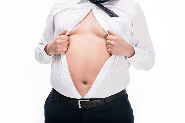 vista recortada del hombre con sobrepeso en apretado desgaste formal que muestra el vientre aislado en blanco
 - Foto, imagen