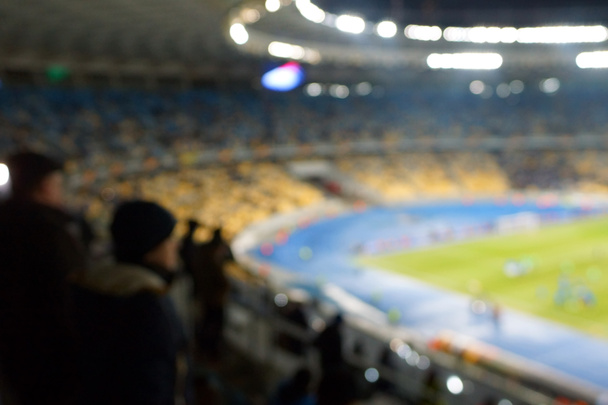 imagem desfocada do estádio de futebol em tempo crepúsculo para uso abstrato de fundo. - Foto, Imagem