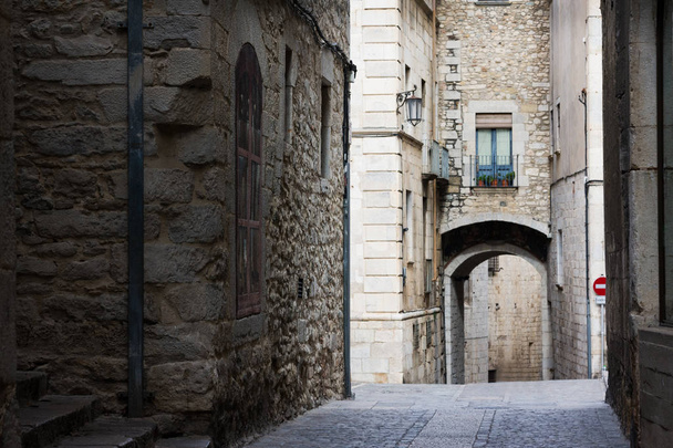 Narrow street in old town. Girona, Catalonia, Spain - Foto, Bild
