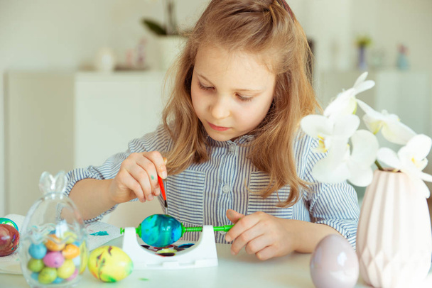 Cute little blonde girl painting Easter eggs - Zdjęcie, obraz