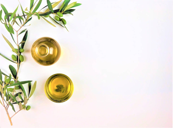 olive oil with a branch of green olives on white background  - Foto, imagen