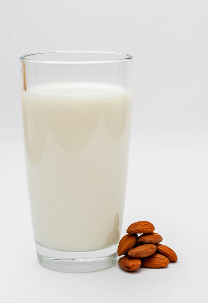 Beyaz zemin üzerine badem süt - Fotoğraf, Görsel