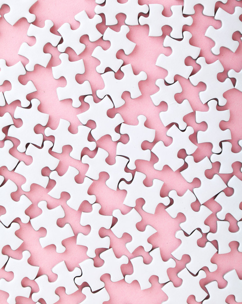 Puzzle bianco su sfondo rosa
 - Foto, immagini