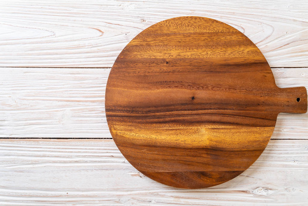 empty cutting wooden board with kitchen cloth - Foto, imagen