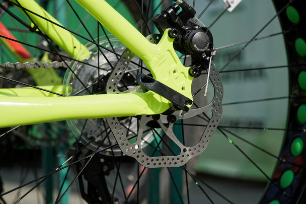 Fietswiel in een rij close-up wiel detail, fiets sprak. - Foto, afbeelding