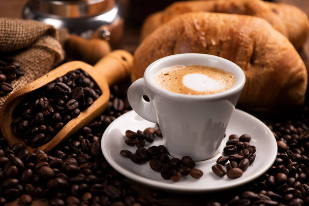 Kávéscsésze körül kávébab - Fotó, kép
