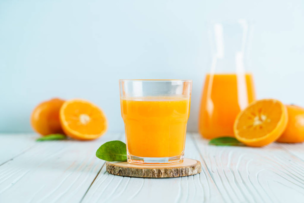 Свежий апельсиновый сок на фоне дерева
 - Фото, изображение