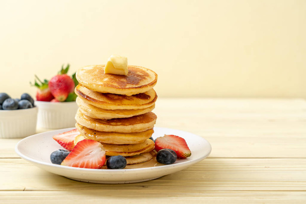 pancake with strawberries, blueberries and honey - Foto, immagini