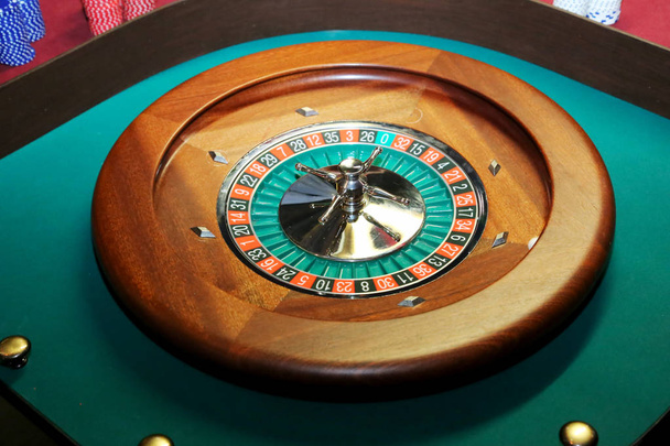 Primer plano de la ruleta de casino con una pelota
 - Foto, imagen
