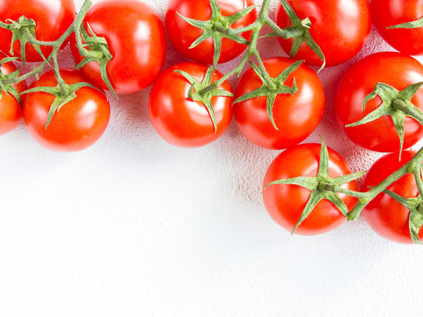 Fresh juicy vegetables tomato pattern and light background with copy space - Fotoğraf, Görsel