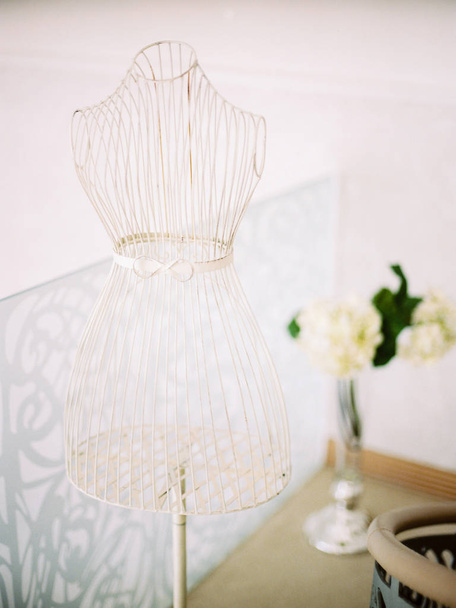 costura vintage mannikin en habitación blanca
 - Foto, imagen