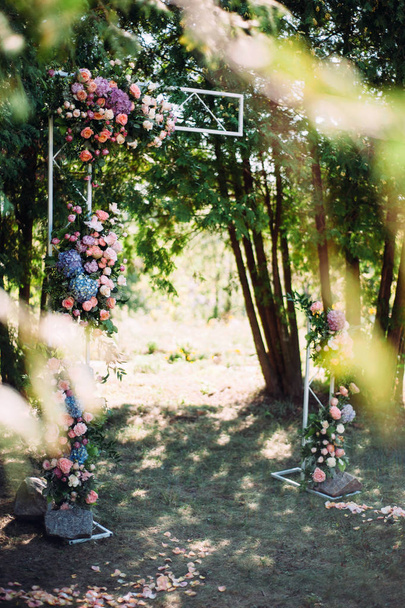 floral wedding decoration, arch of flowers outdoor - Foto, imagen