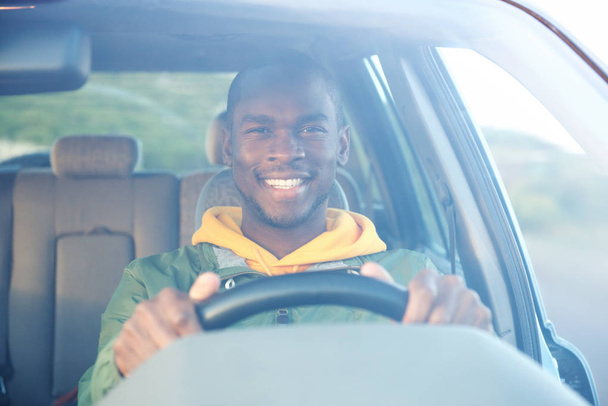 Ritratto di felice uomo afro-americano alla guida di auto
 - Foto, immagini