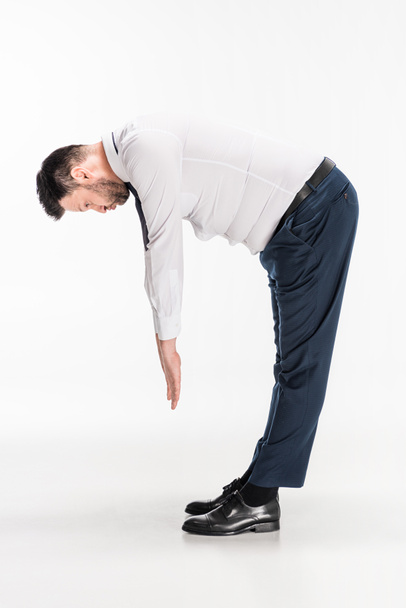 túlsúlyos férfi feszes formális kopás fölé hajolt, és nyúlik a fehér - Fotó, kép