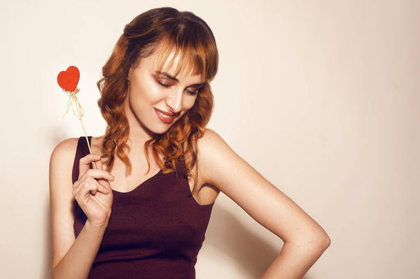 Schönheit überraschte junge Modelmädchen mit Valentine herzförmigen Keks in der Hand. Liebe. schöne junge Frau. - Foto, Bild