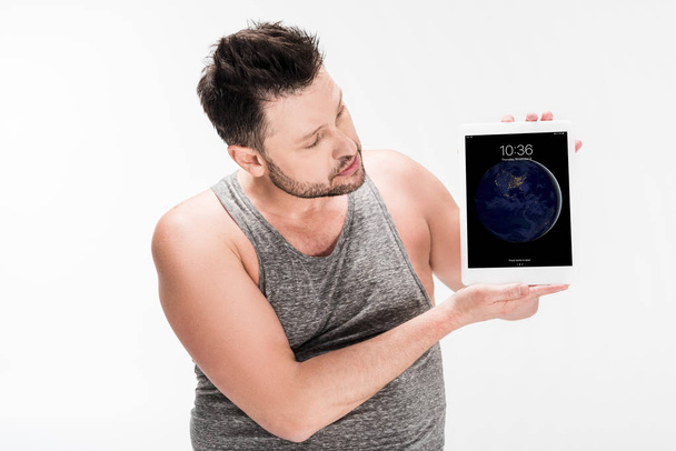overweight man showing digital tablet with apple home screen isolated on white - Foto, afbeelding