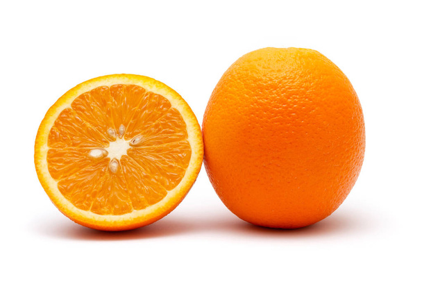 Beyaz arka planda kesilmiş turuncu - Fotoğraf, Görsel