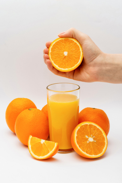 suco de laranja, laranjas e mão com laranja
 - Foto, Imagem