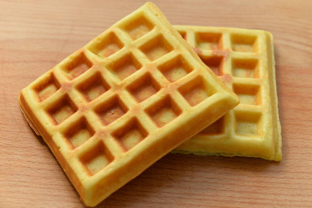 ahşap arka planda Belçikalı Waffle - Fotoğraf, Görsel