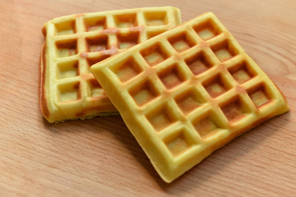ahşap arka planda Belçikalı Waffle - Fotoğraf, Görsel