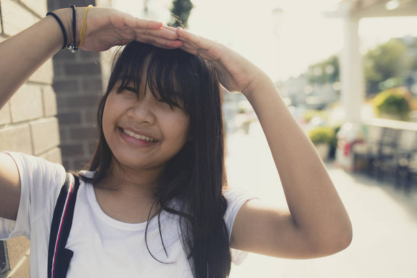ázsiai tinédzser Toothy mosolygó arc boldogság érzelem ellen - Fotó, kép