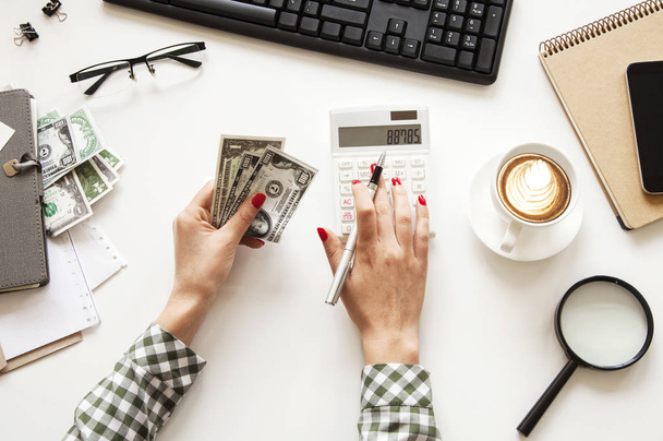 Persona manos dólar con calculadora en la oficina
 - Foto, imagen