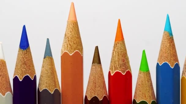 白い背景にクローズアップ色の鉛筆をドリー。教育または美術学習の概念. - 映像、動画