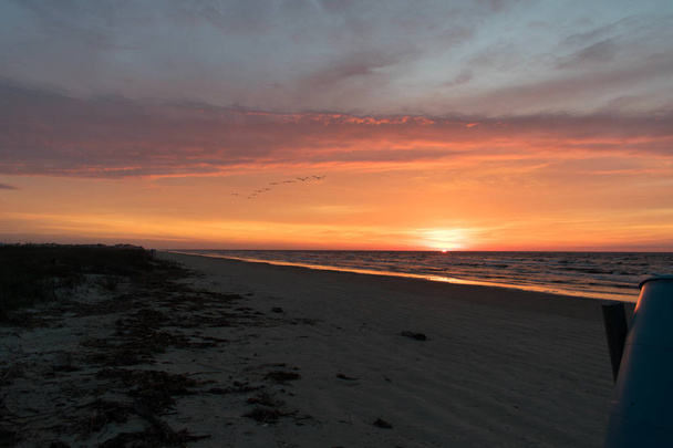 Auringonnousu Galvestonin lahdella aamulla
 - Valokuva, kuva