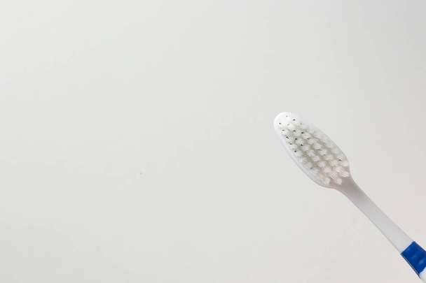 eine Zahnbürste auf weißem Hintergrund Nahaufnahme. - Foto, Bild