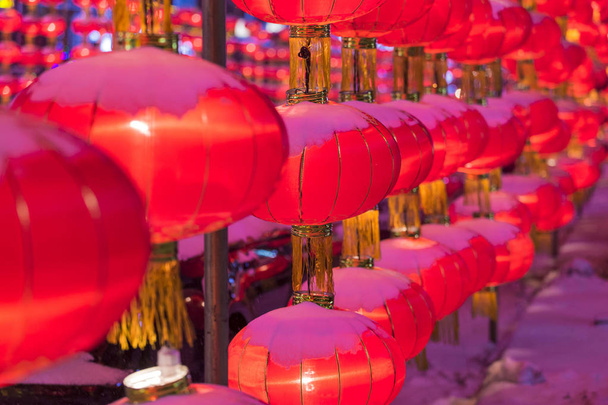 lanterne rosse nella neve - Foto, immagini