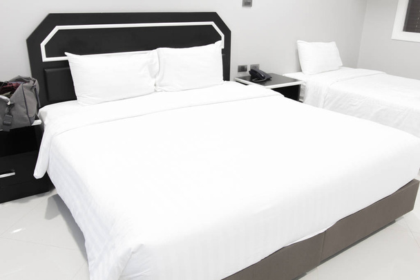 Almohadas blancas en una cama Almohadas suaves cómodas en la cama. - Foto, Imagen