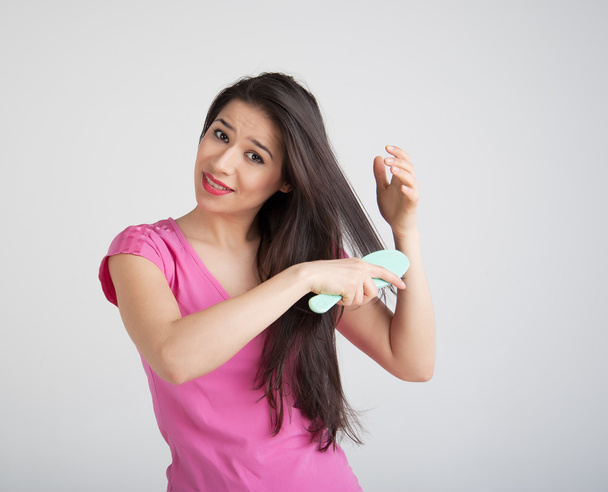 woman combing her hair - Zdjęcie, obraz