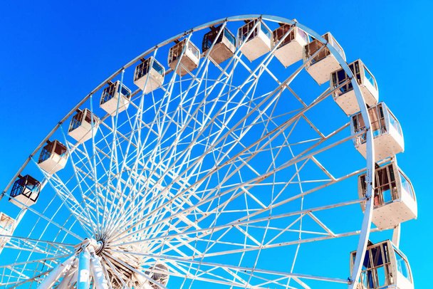 феррі колесо на фоні блакитного неба
 - Фото, зображення